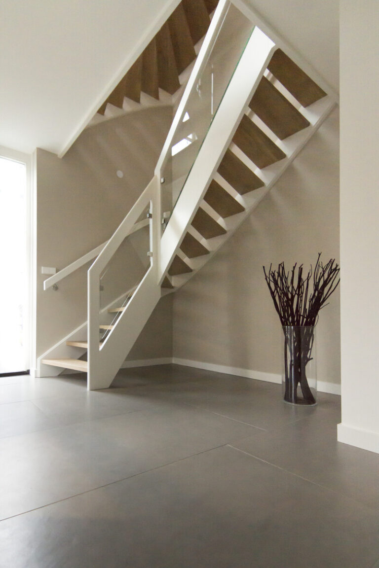 moderne trap,houten trap,witte leuning,witte balustrade,glazen wand,trappenmaker,etten-leur,nederland,traphal,aanvang van de trap,bij binnenkomst,zij-aanzicht
