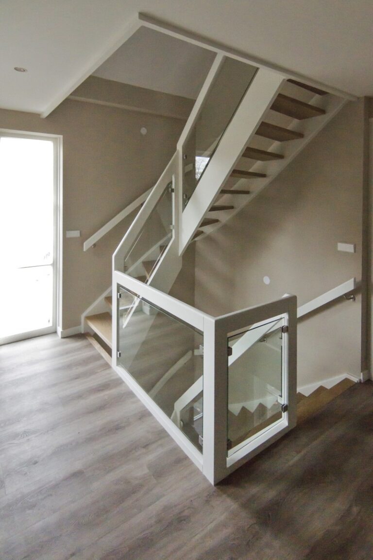 moderne trap,houten trap,witte leuning,witte balustrade,glazen wand,trappenmaker,etten-leur,nederland,verdieping