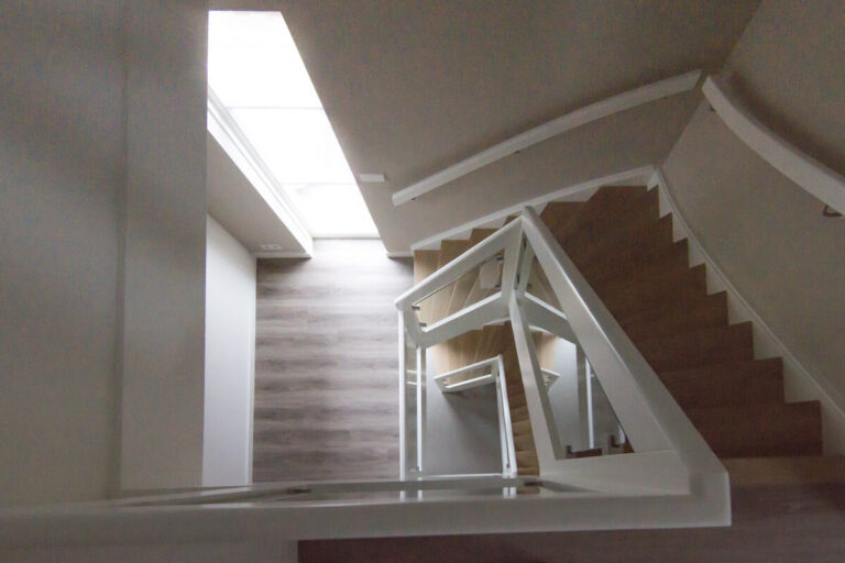 moderne trap,houten trap,witte leuning,witte balustrade,glazen wand,trappenmaker,etten-leur,nederland