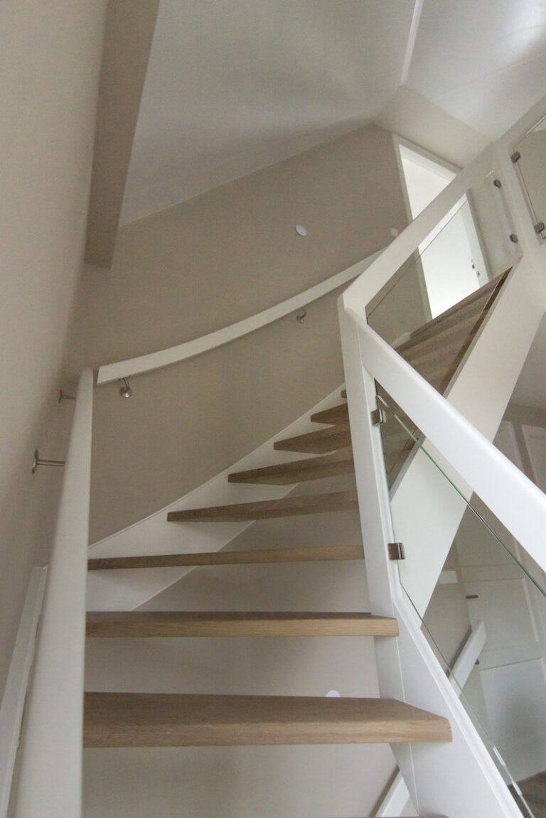 moderne trap,houten trap,witte leuning,witte balustrade,glazen wand,trappenmaker,etten-leur,nederland