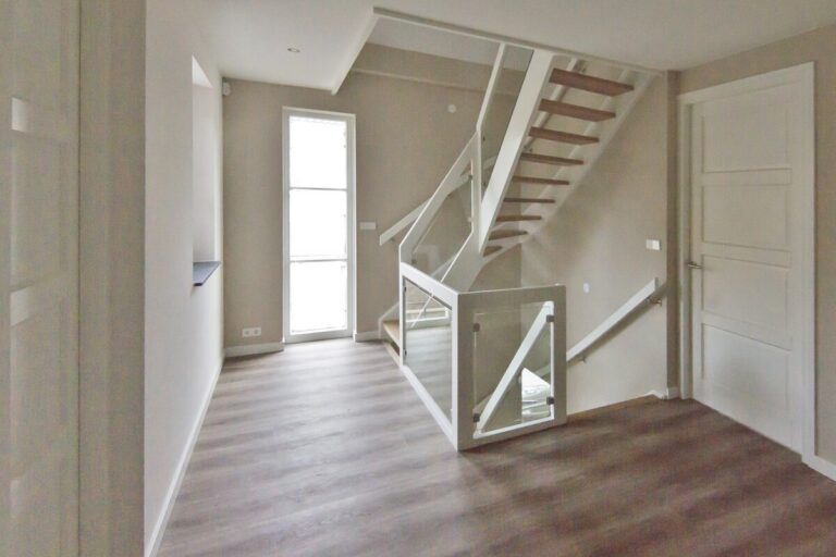 moderne trap,houten trap,witte leuning,witte balustrade,glazen wand,trappenmaker,etten-leur,nederland,verdieping