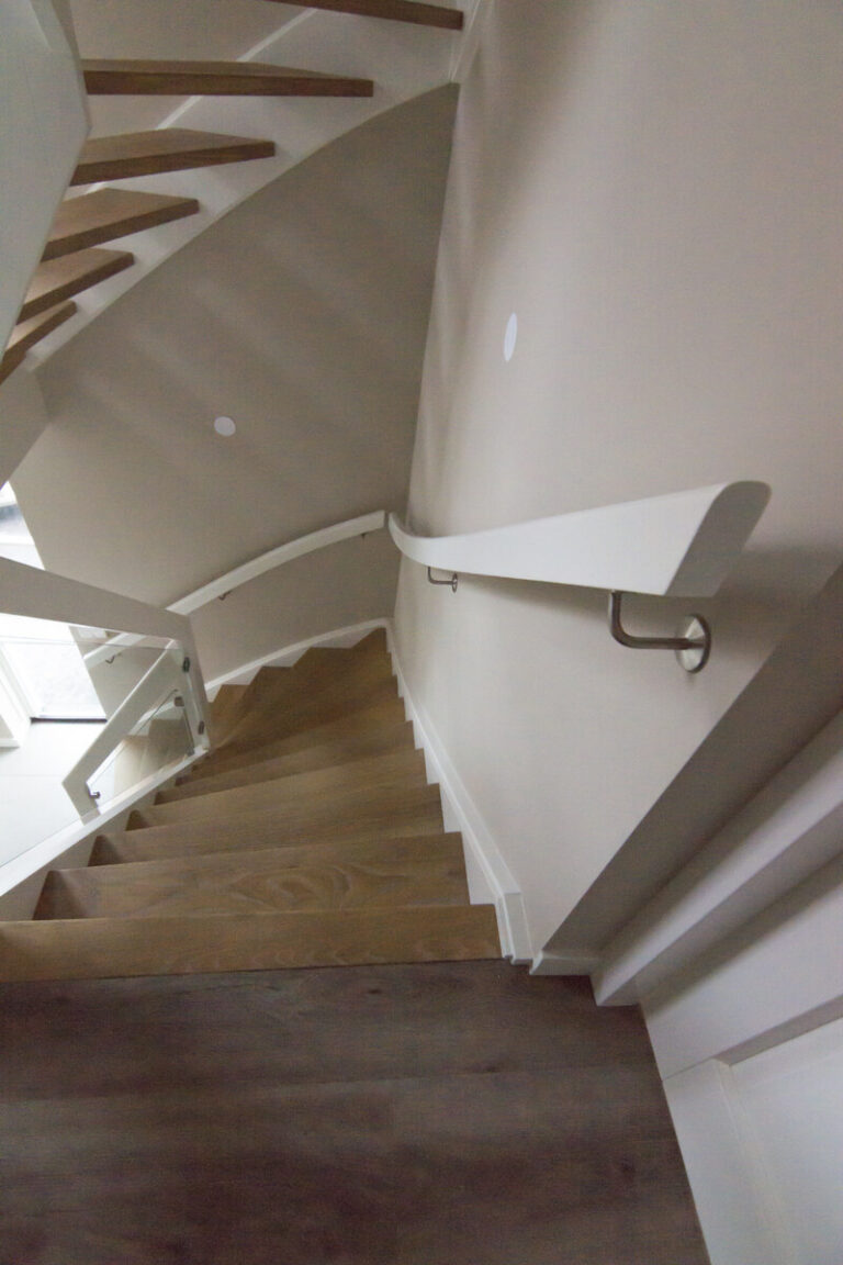 moderne trap,houten trap,witte leuning,witte balustrade,glazen wand,trappenmaker,etten-leur,nederland