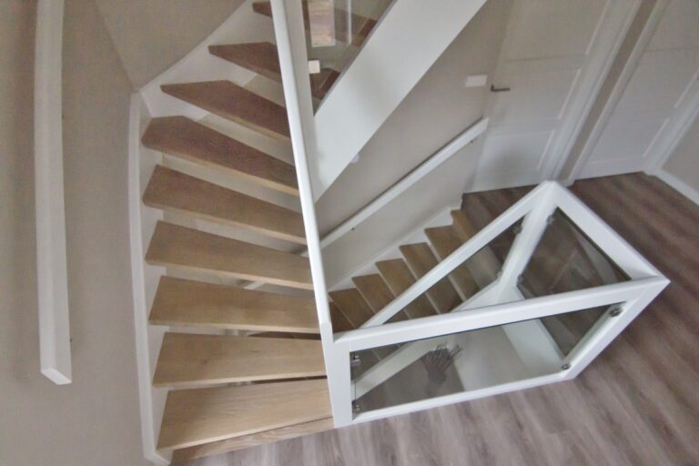 moderne trap,houten trap,witte leuning,witte balustrade,glazen wand,trappenmaker,etten-leur,nederland,verdieping