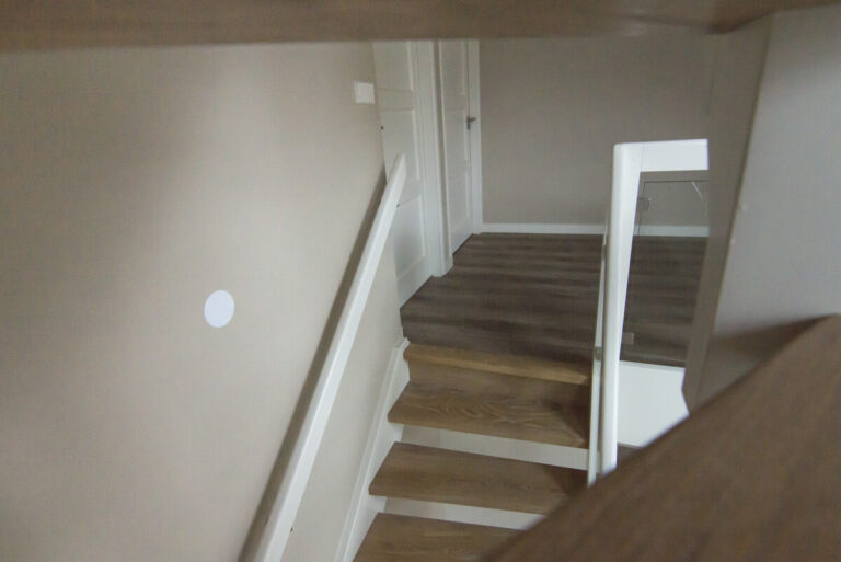 moderne trap,houten trap,witte leuning,witte balustrade,glazen wand,trappenmaker,etten-leur,nederland,aankomst van de trap op de verdieping