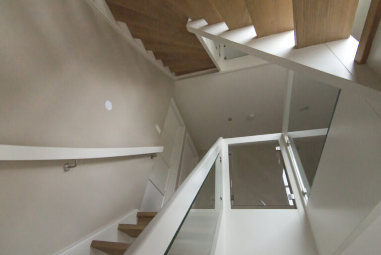 moderne trap,houten trap,witte leuning,witte balustrade,glazen wand,trappenmaker,etten-leur,nederland,zicht op de overloop