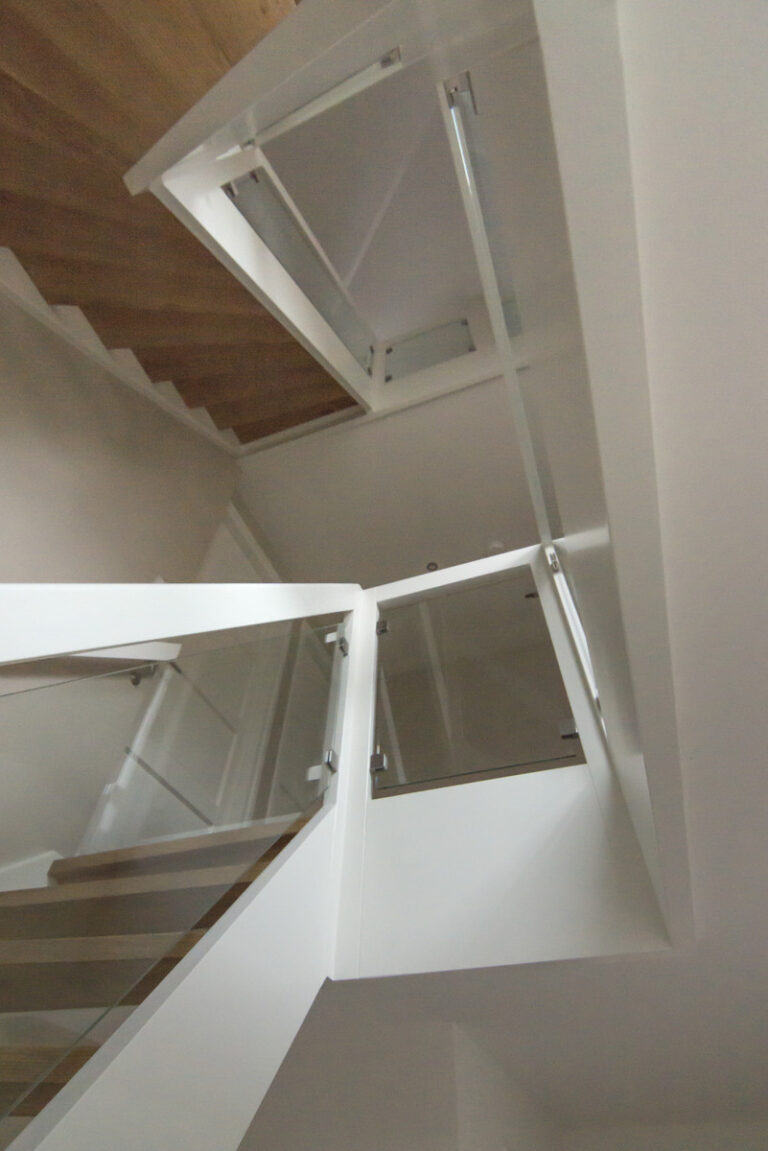 moderne trap,houten trap,witte leuning,witte balustrade,glazen wand,trappenmaker,etten-leur,nederland,zicht op de overloop