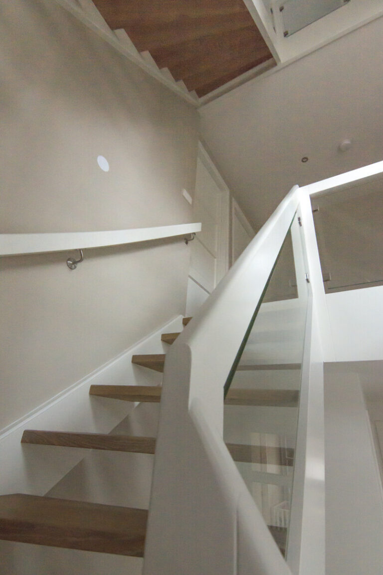 moderne trap,houten trap,witte leuning,witte balustrade,glazen wand,trappenmaker,etten-leur,nederland