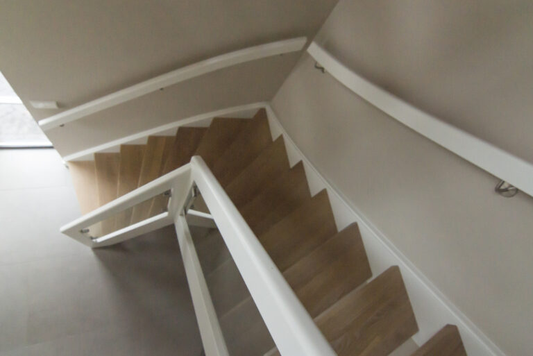 moderne trap,houten trap,witte leuning,witte balustrade,glazen wand,trappenmaker,etten-leur,nederland,zicht op de kwartslag