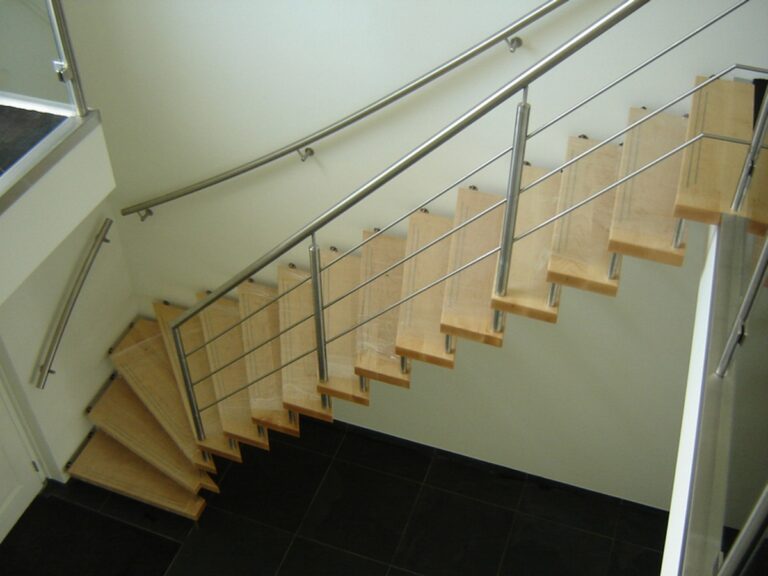 zwevende trap,houten trap,moderne trap,RVS,glas,Goeree-Overflakkee,Nederland