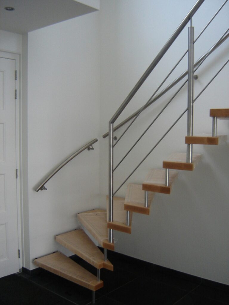 zwevende trap,houten trap,moderne trap,RVS,glas,Goeree-Overflakkee,Nederland,zicht op de aanvang van de trap,met de metalen muurgrepen (RVS, inox) en de balustrade, ook in RVS, inox
