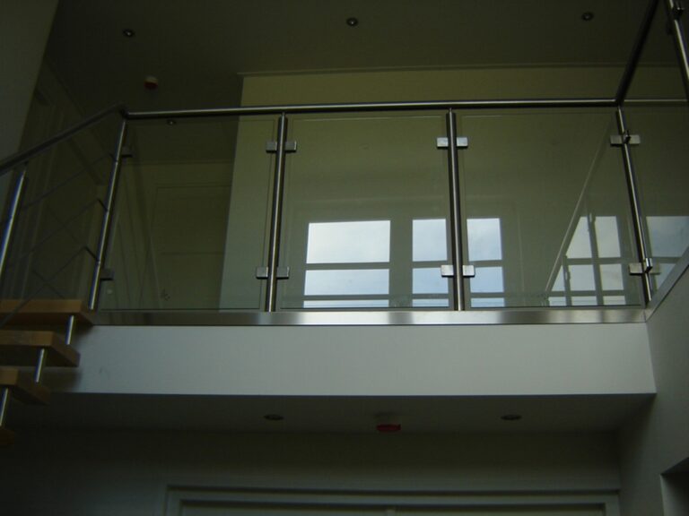 zwevende trap,houten trap,moderne trap,RVS,glas,Goeree-Overflakkee,Nederland,kikvorsperspectief,zicht op de balustrade op de overloop
