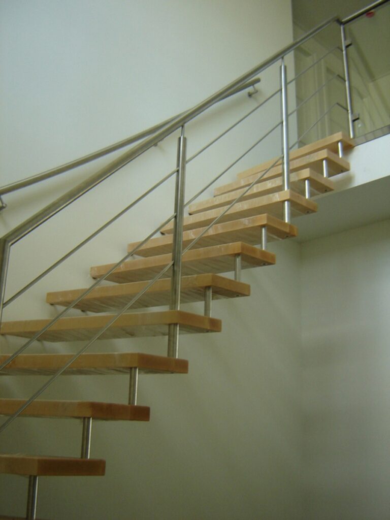 zwevende trap,open trap,houten treden,eiken treden RVS (inox) balustrade, en glazen balustrade,Goeree-Overflakkee,Nederland