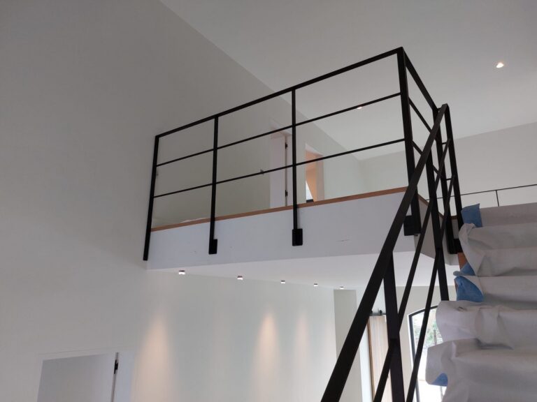 z-trap,houten trap,metalen leuning,zwart,poedercoating,plaatsing,trappenmaker,Lier
