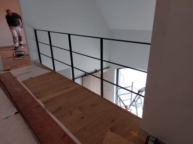 z-trap,houten trap,metalen leuning,zwart,poedercoating,plaatsing,trappenmaker,Lier