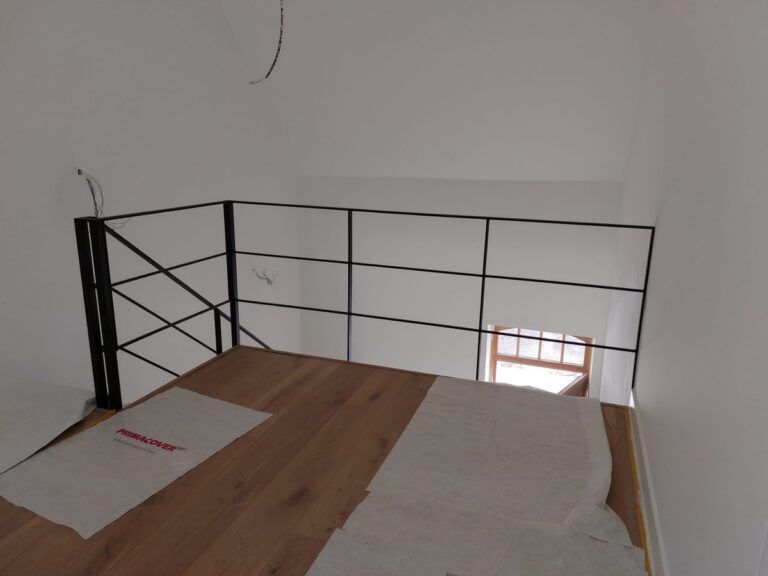 z-trap,houten trap,metalen leuning,zwart,poedercoating,plaatsing,trappenmaker,Lier