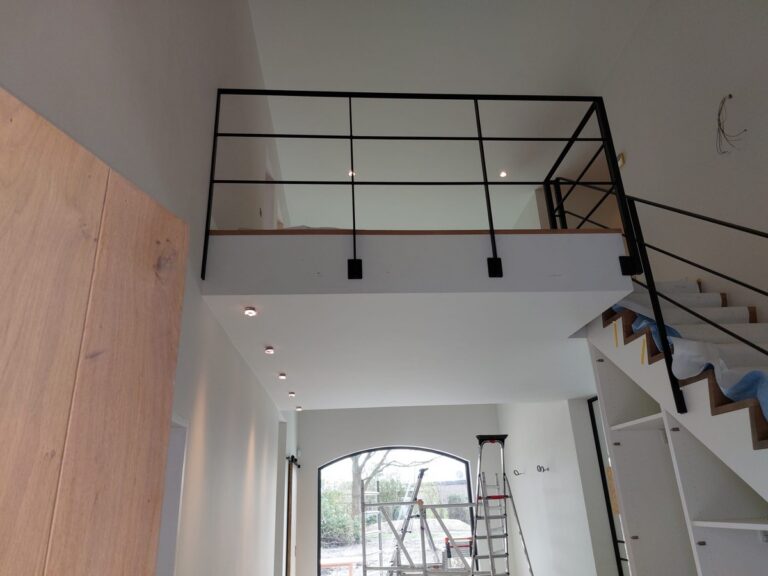 z-trap,houten trap,metalen leuning,zwart,poedercoating,plaatsing,trappenmaker,Lier