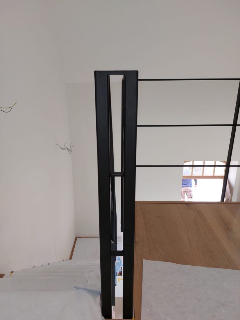 z-trap,houten trap,metalen leuning,zwart,poedercoating,plaatsing,trappenmaker,Lier
