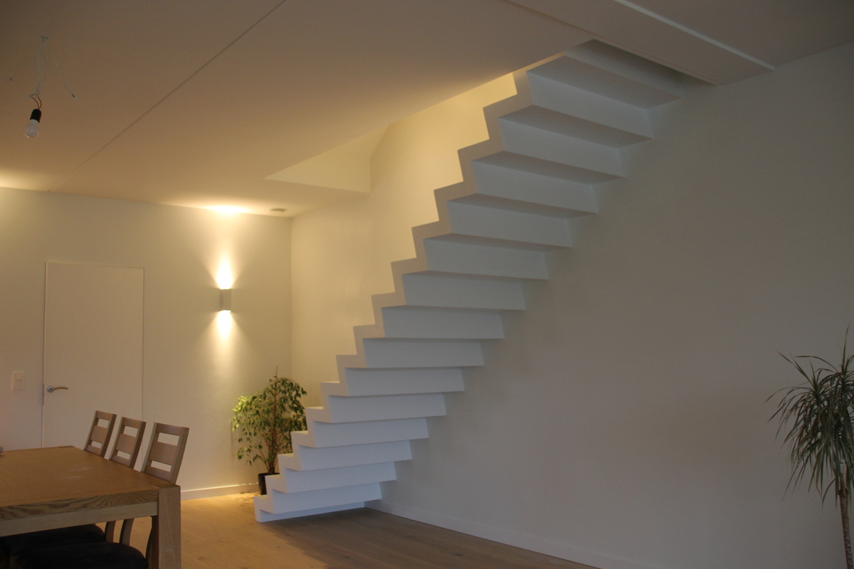 Featured image for “Witte z-trap zelfdragend in Essen”