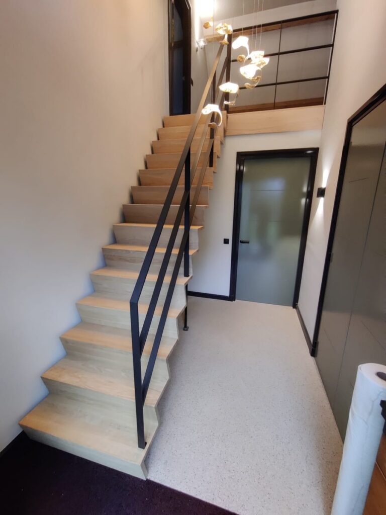 z-trap,houten trap,metalen leuning,zwart gepoedercoat,trappenmaker,rucphen,nederland