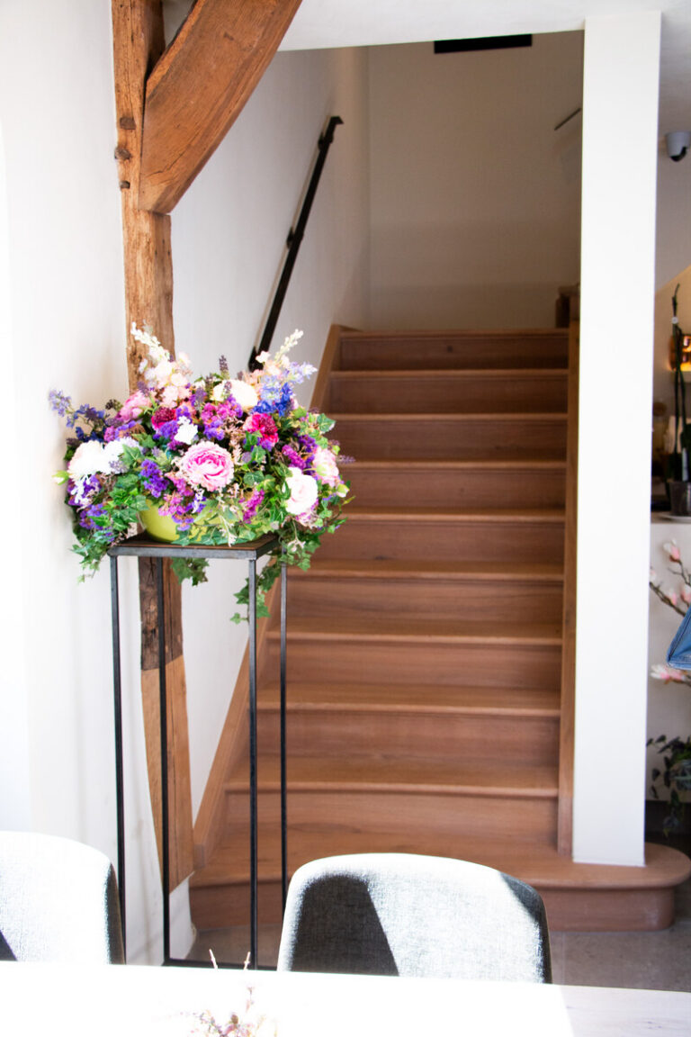 landelijke trap,houten trap,bordes,bloktrede,franse eik,licht rustiek,brasserie, restaurant,De Kiekenhoeve,oude hoeve,gerenoveerd,trap tussen muren,metalen muurgreep,zwart
