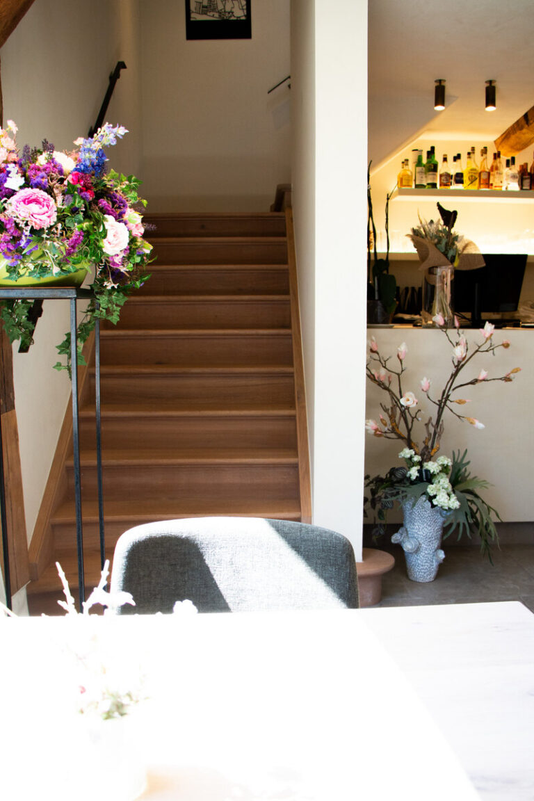 landelijke trap,houten trap,zicht op de trap tussen muren,,franse eik,licht rustiek,brasserie, restaurant De Kiekenhoeve,Essen,oude hoeve,gerenoveerd