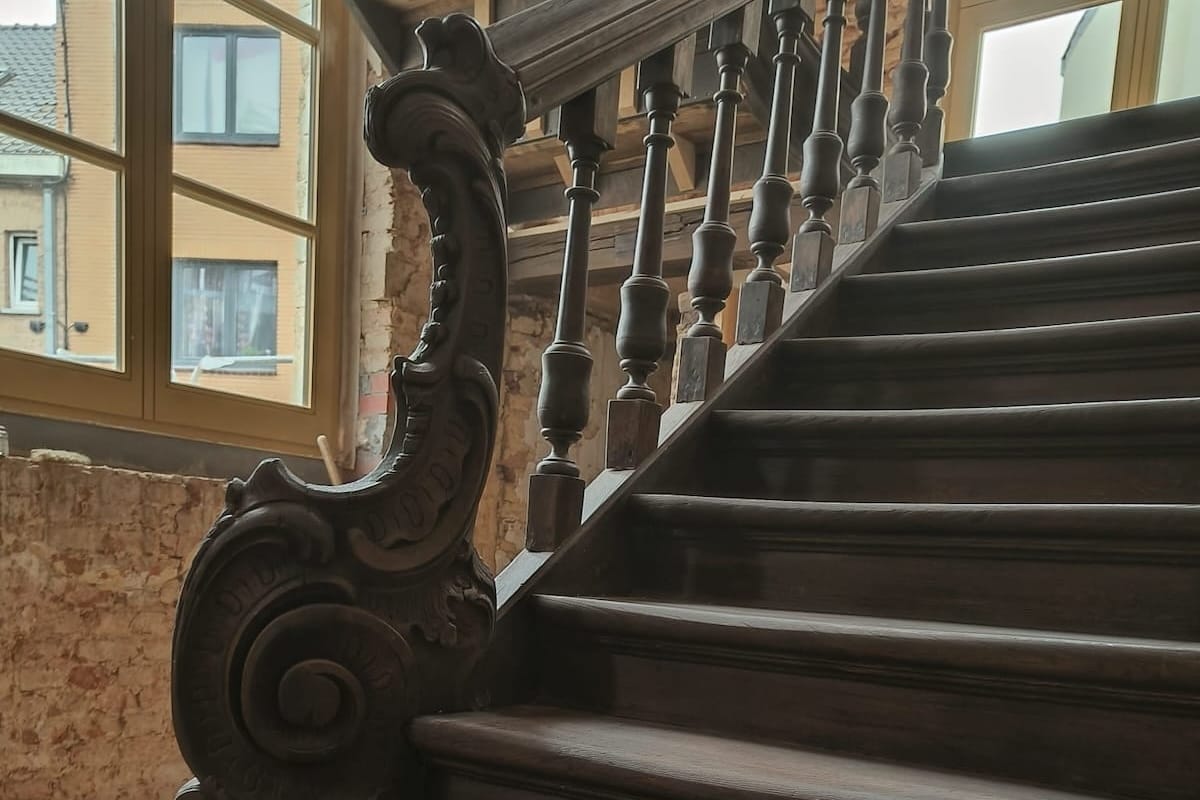 restauratie,oude trap,monumentale trap,klassieke trap,beschermd erfgoed,tervuren,Panquinkazerne,1749,in originele staat herstellen,oude treden,oude trapdelen,detailfoto