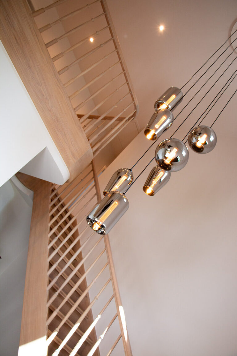 sierlijke houten trap,klassieke trap,Essen, verrlichting, detail
